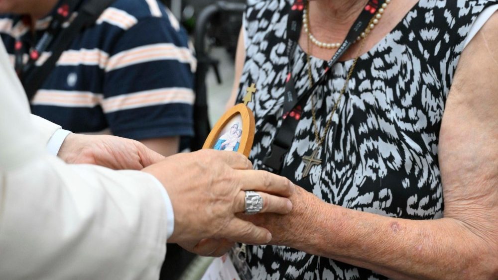Papež osobně zdraví poutníky z německých diecézí