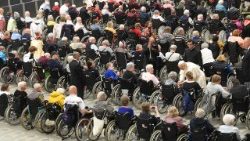 Papež osobně zdraví poutníky z německých diecézí