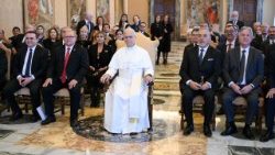 O Papa com a Confederação Médica Latino-Ibero-Americana e do Caribe, na Sala do Consistório, no Vaticano