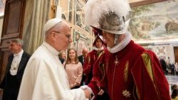 Leão XIV cumprimenta o comandante da Guarda Suíça Pontifícia, Christoph Graf