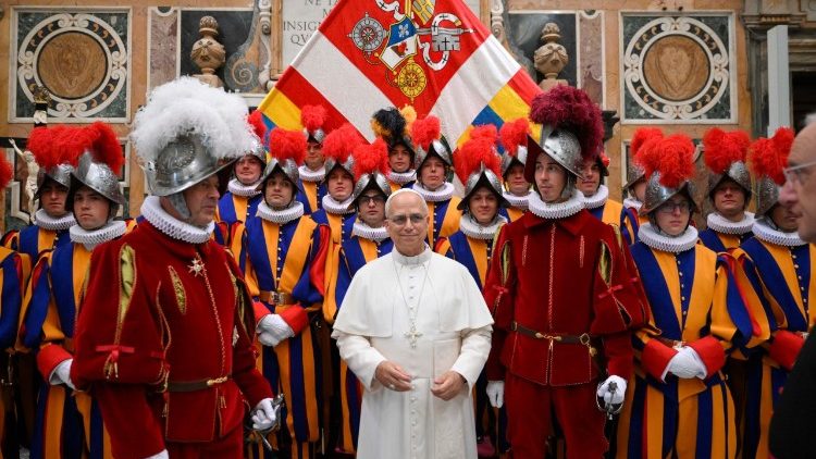Il Papa con le guardie svizzere