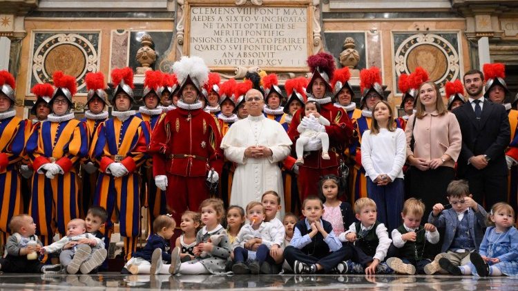 Il Papa con il corpo della Guardia Svizzera Pontificia e i familiari