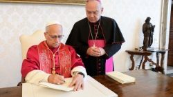 "ദിലെക്സി തെ" (Dilexi te) അപ്പസ്തോലിക പ്രബോധനത്തിൽ പാപ്പാ ഒപ്പുവയ്ക്കുന്നു