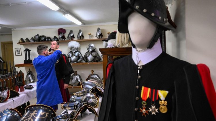 Versione in blu scuro della divisa della Guardia Svizzera 
