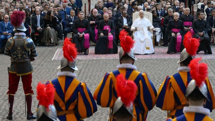 Gwardia Szwajcarska chroni Papieża i jego rezydencję