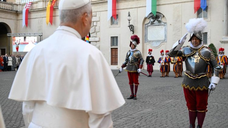 Ojciec Święty i komendant Papieskiej Gwardii Szwajcarskiej