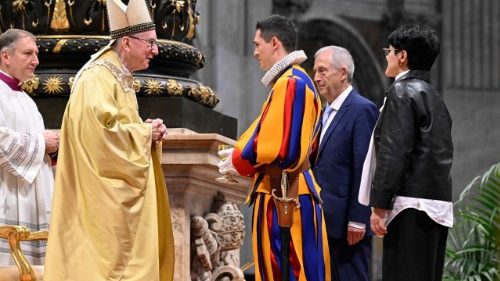 Parolin a la Guardia Suiza: fidelidad y oración con la mirada en los más pequeños
