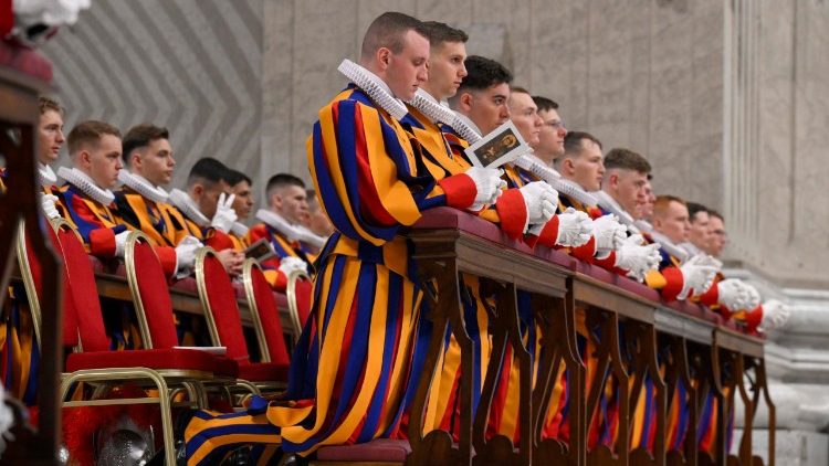 Schweizergardisten im Petersdom