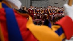 Nowi rekruci Gwardii Szwajcarskiej uczestniczyli we Mszy św. w Bazylice św. Piotra. Przewodniczył kard. Pietro Parolin