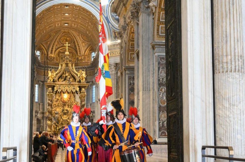 La Guardia Svizzera  in Piazza San Pietro.
