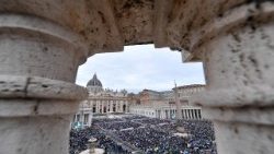 Плошча Святога Пятра падчас Імшы ў Юбілей Місій і Мігрантаў