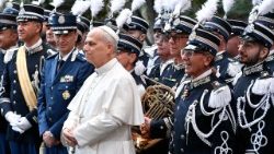 Леў XIV з ватыканскамі жандарамі