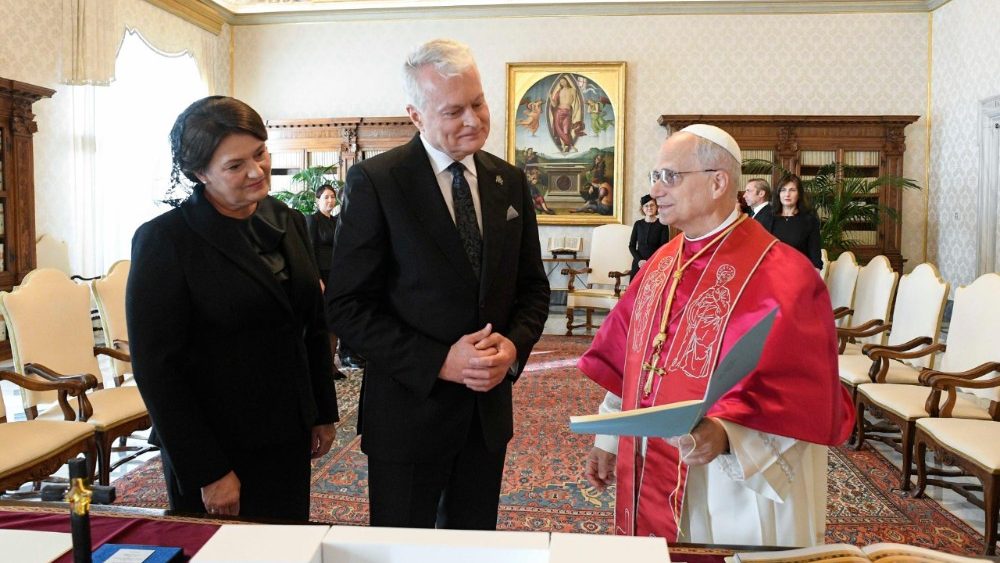 Audience du Pape Léon XIV à la délégation du président de Lituanie, Gitanas Nausėda, dans la bibliothèque du Palais apostolique, le 6 octobre 2025.
