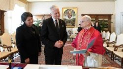 Pope Leo exchanges gifts with Lithuanian President Gitanas Nausėda, on October 6, 2025