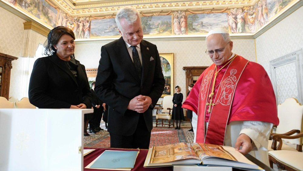 Audience du Pape Léon XIV à la délégation du président de Lituanie, Gitanas Nausėda, dans la bibliothèque du Palais apostolique, le 6 octobre 2025.