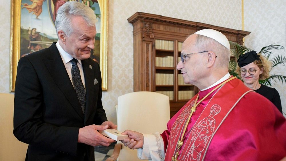 Audience du Pape Léon XIV à la délégation du président de Lituanie, Gitanas Nausėda, dans la bibliothèque du Palais apostolique, le 6 octobre 2025.