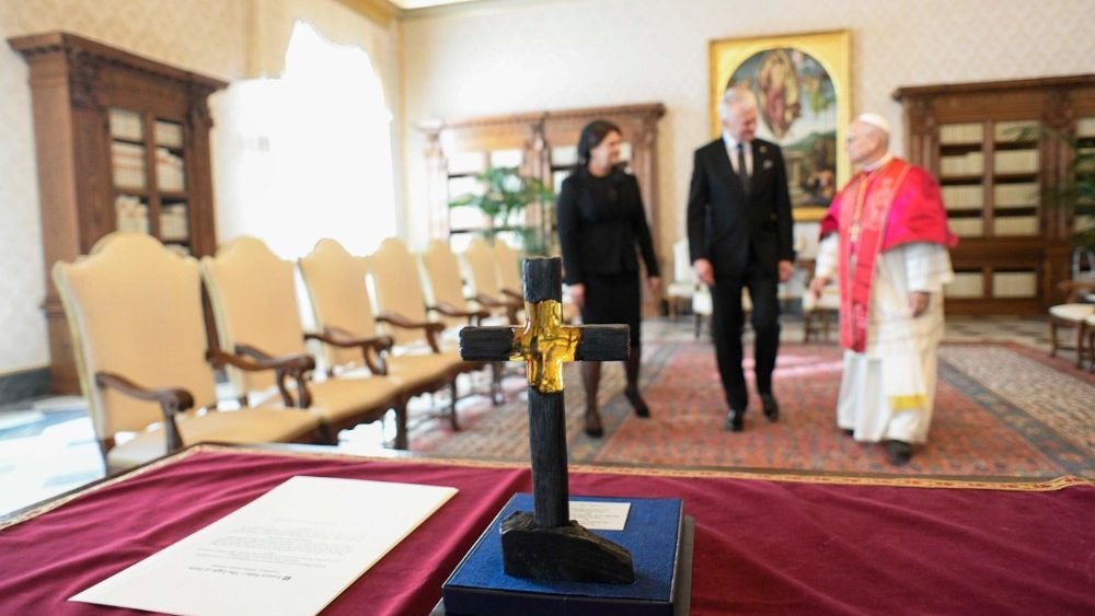 Audience du Pape Léon XIV à la délégation du président de Lituanie, Gitanas Nausėda, dans la bibliothèque du Palais apostolique, le 6 octobre 2025.