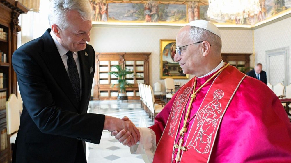 Audience du Pape Léon XIV à la délégation du président de Lituanie, Gitanas Nausėda, dans la bibliothèque du Palais apostolique, le 6 octobre 2025.