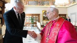 Audience du Pape Léon XIV à la délégation du président de Lituanie, Gitanas Nausėda, dans la bibliothèque du Palais apostolique, le 6 octobre 2025.
