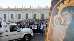 Pope Leo XIV greets Croatian pilgrims in St Peter's Square