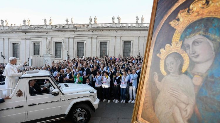 Pope Leo XIV greets Croatian pilgrims in St Peter's Square