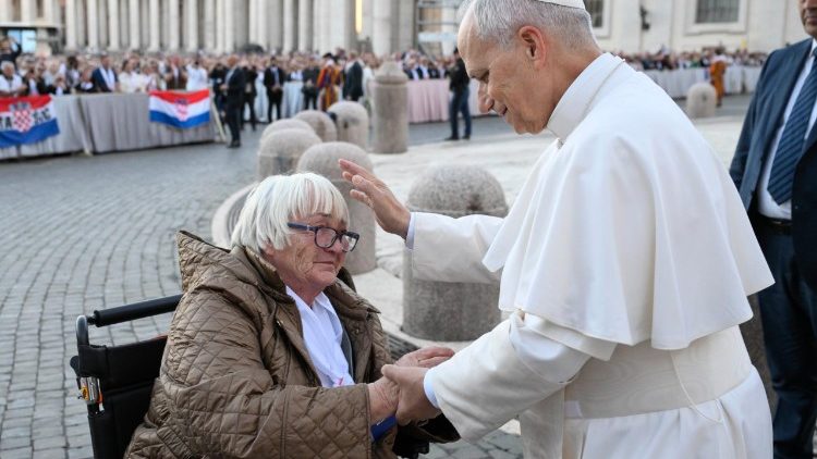 Leone XIV con una delle due donne sulla sedia a rotelle salutate prima di lasciare piazza San Pietro
