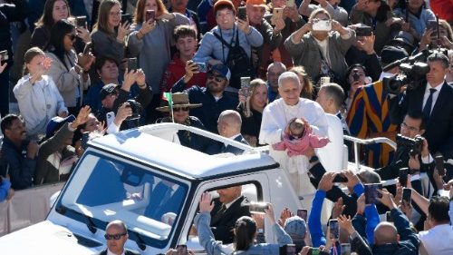 Papež pri katehezi: Vstali nevsiljivo hodi z nami, bolečino spreminja v upanje