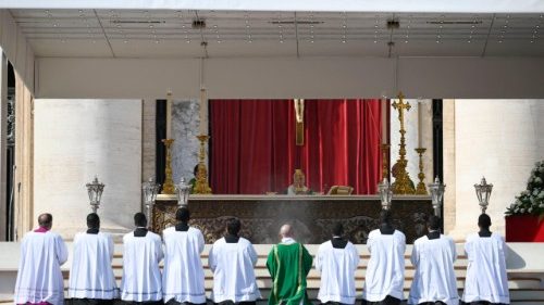 Sveti oče: Posvečene osebe pričujejo o prihodnjih dobrinah 
