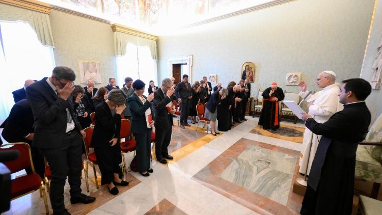 Папата с членовете на "Помощ за Църквата в нужда"