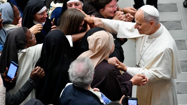 El Papa León saluda a algunas consagradas en el Aula Pablo VI