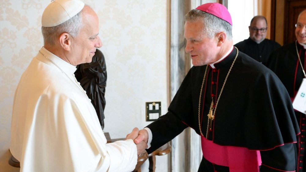 El Papa saluda a Monseñor Timothy Broglio, Presidente de la Conferencia Episcopal de Estados Unidos (USCCB).