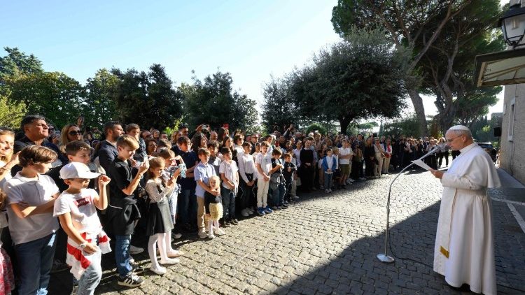 Komunikacji musi towarzyszyć modlitwa. Ona robi różnicę - mówił Leon XIV do dziennikarzy watykańskich