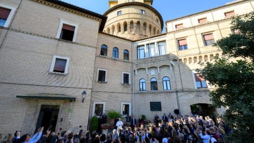 El Papa a los medios vaticanos: tender la red hasta los confines del mundo
