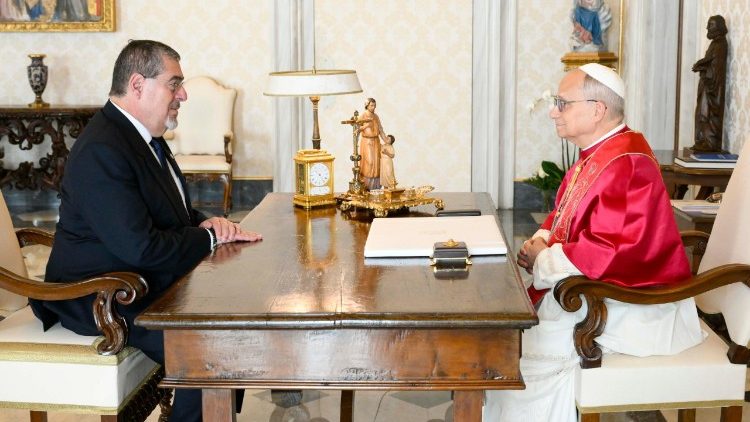 Le Pape Léon XIV et le président de la République du Guatemala, Bernardo Arevalo.