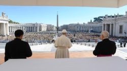 Il Papa in Piazza San Pietro per un saluto ai pellegrini di diverse diocesi italiane