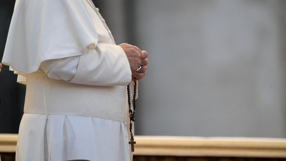Chapelet pour la paix récité place Saint-Pierre, le 11 octobre 2025.