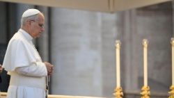 Папа Леў XIV падчас малітвы за мір на Плошчы Святога Пятра