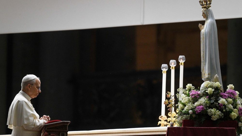 Chapelet pour la paix récité place Saint-Pierre, le 11 octobre 2025.