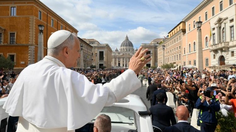 巡礼者を祝福する教皇レオ14世、聖年行事「マリアの霊性の祝祭」で　2025年10月12日　