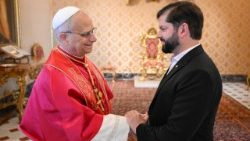 Il Papa saluta il presidente della Repubblica del Cile Gabriel Boric Font 