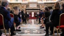 Leão XIV com os participantes do encontro de estudo sobre o cardeal Rafael Merry del Val