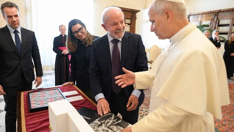 Papa Leo XIV akizungumza na Rais wa Brazil