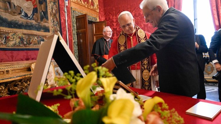 El Papa junto al presidente italiano Mattarella en el Quirinal