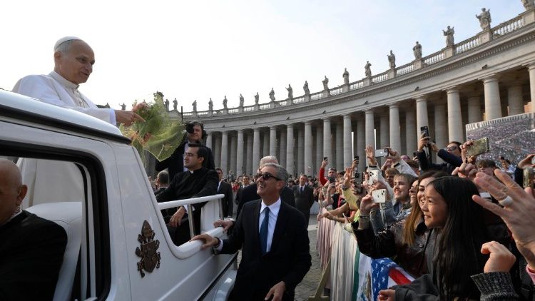 Il Papa mentre riceve un mazzo di fiori
