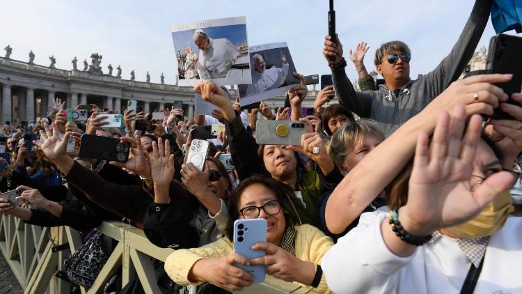 Fedeli in piazza San Pietro