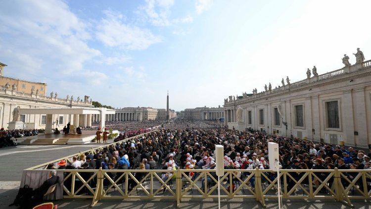 Una veduta di piazza San Pietro colma di pellegrini