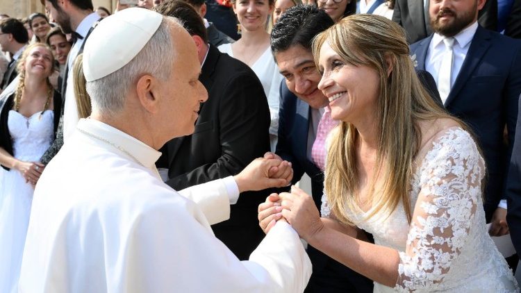 Il Papa saluta le coppie di sposi