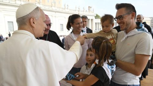 El Papa: la oraci&oacute;n comunitaria crea lazos y une para siempre