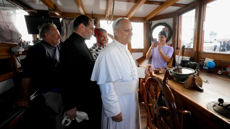 El Pontífice conversa con los jóvenes a bordo del "Bel Espoir" el viernes 17 de octubre de 2025.