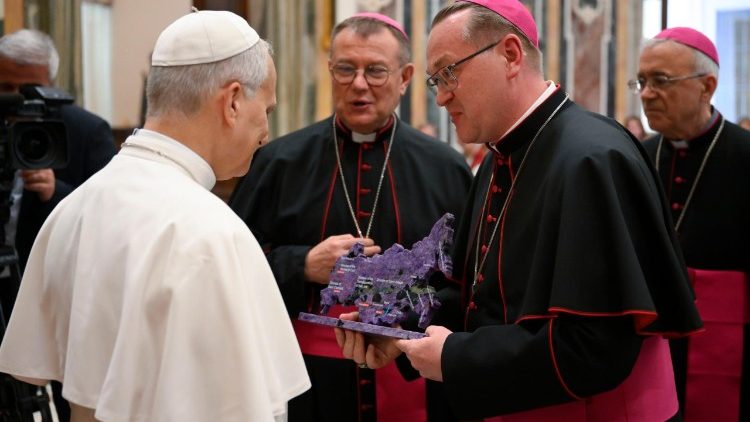 Des évêques russes offrant un cadeau au Pape Léon XIV.